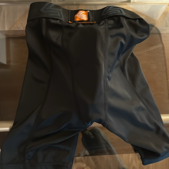 Boys compression shorts with cup - Picture 3 of 3